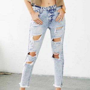 HIGH RISE MOM JEANS WITH TEARS AND FRINGE ON BOTTOM- LIGHT WASH SZ: 3,5,7